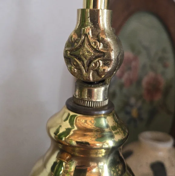 Elegant Green and Gold Banker's Lamp - Picture 3 of 12
